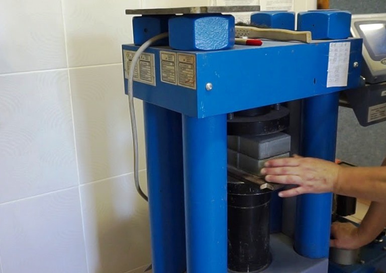 ispitaniye-trotuarnoy-plitki.jpg ispitaniye-trotuarnoy-plitki.jpg