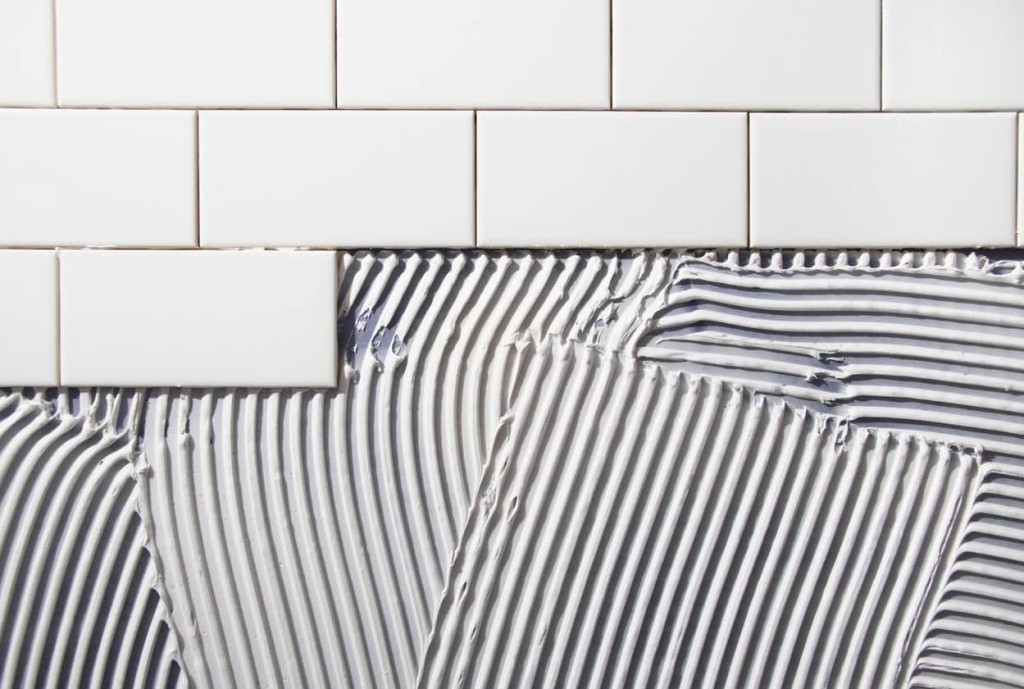 Укладка белой прямоугольной плитки